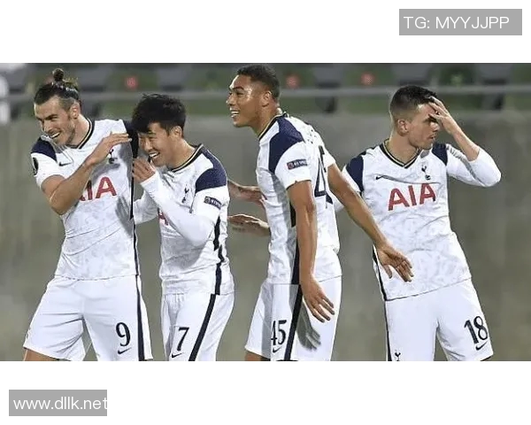 足球明星魅力四射的邪魅笑容瞬间捕捉展现独特个性与风采的精彩瞬间