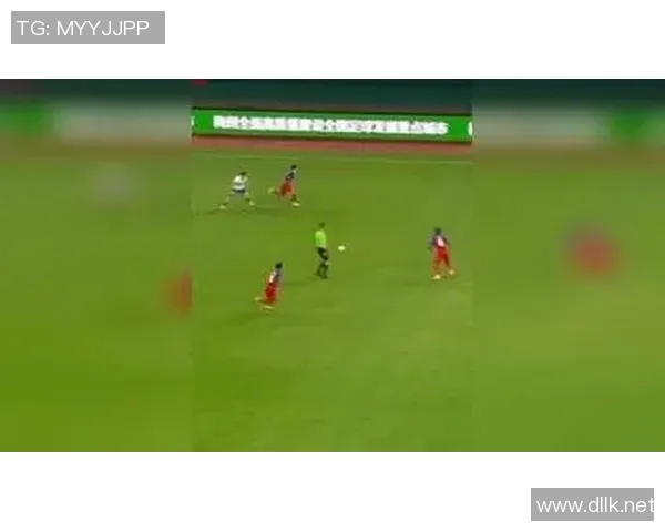 足球明星惊险跑步挑战视频引发网友热议与惊叹